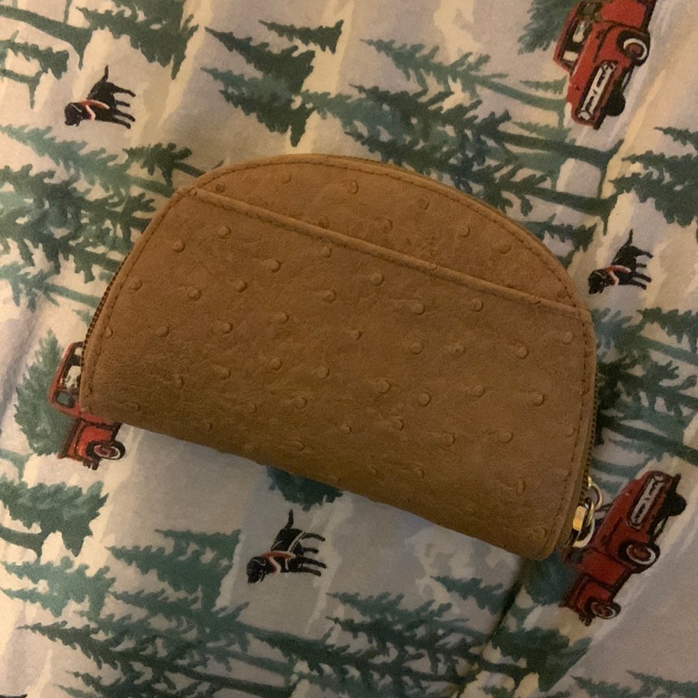 This item is a brown wallet and it’s nothing wrong with it. It’s been used twice
